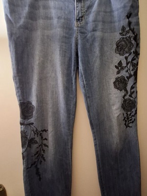 Simply Vera jeans by Vera Wang, soft fabric with elegant border design, size 16