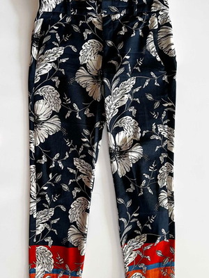 Zara Capri Pants like new, blue with red and cream patterns