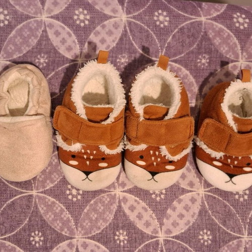 Children's slippers used, sizes 18-21, fox and pink designs