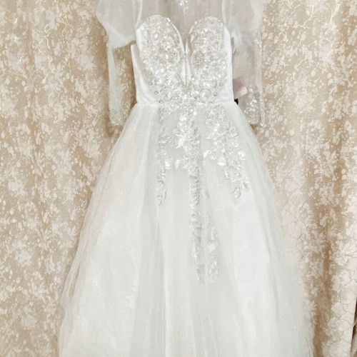 Vintage wedding dress new with embroidered details and tulle