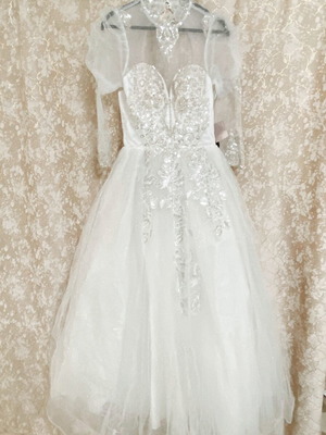Vintage wedding dress new with embroidered details and tulle