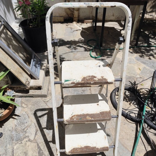 Metal ladder with 3 steps used, fully functional and stable