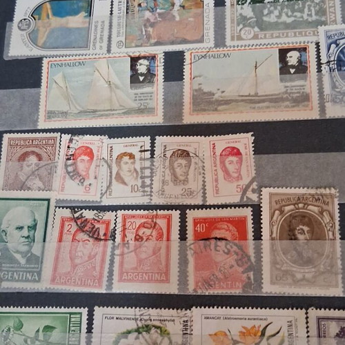 Stamp album like new with over 550 stamps from various countries