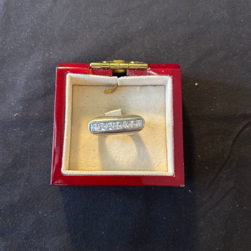 Silver 925 ring with white stones like new