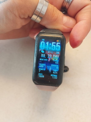 Honor Band 6 1.47" smartwatch like new with extra charger and strap