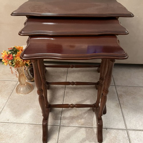 Set of 3 solid wood nesting tables like new, classic style