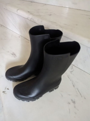 Galotses size 31-32 black like new