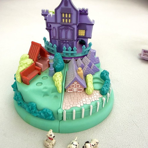 Polly Pocket Dalmatian playset like new with 3 mom figures and 2 puppies