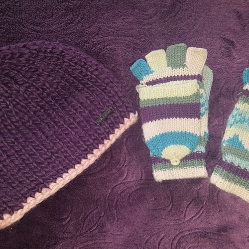 Hat and gloves set like new, multicolored with purple details