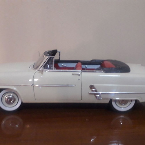 Ford 1953 Crestliner Sunliner 1/18 model car