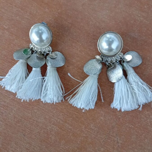 Earrings with tassels used, gold color