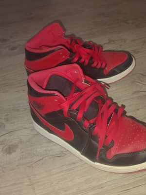 Jordan 1 Mid Bred sneakers σαν καινούργιο, νούμερο 41, μαύρο/κόκκινο