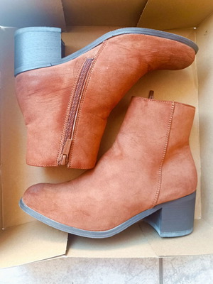Jenny Fairy brown suede ankle boots with low heel