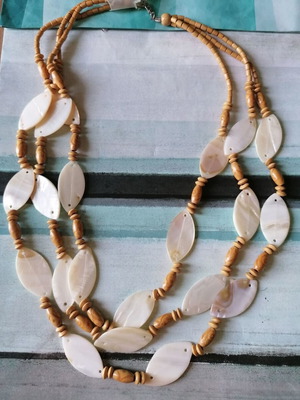 Necklace new with white shells and natural wooden beads