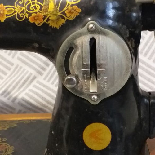 Pavlin sewing machine in excellent condition with wooden case