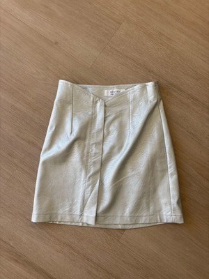 Arpyes silver leather skirt new, size S