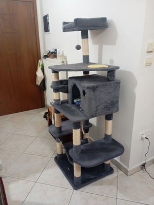 Large Cat Tree scratching post like new