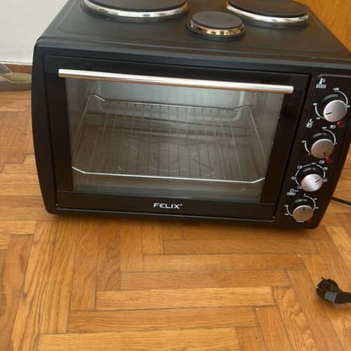 Felix oven with three burners like new