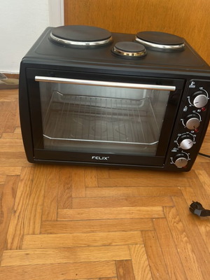 Felix oven with three burners like new