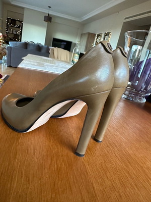 Γόβες Gucci μεταχειρισμένες, δερμάτινες, ψηλοτάκουνες, λαδί, μέγεθος 40