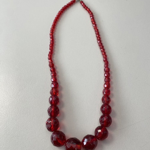 Collectible necklace with red beads 21 cm like new
