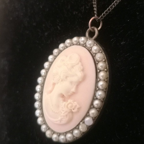Cameo Vintage Faux Bijoux Pendant Necklace like new