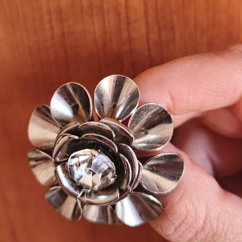 Vintage flower brooch with silver metal and rhinestone
