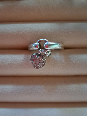 Ασημένιο δαχτυλίδι με 2 charms σαν καινούργιο