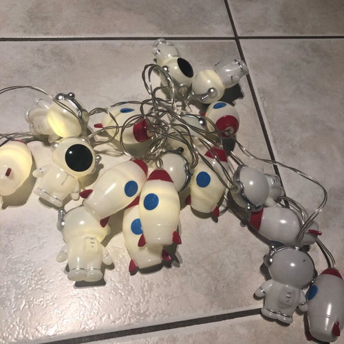 String lights with astronauts and rockets used, without batteries