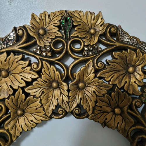 Mirror frame used with many details