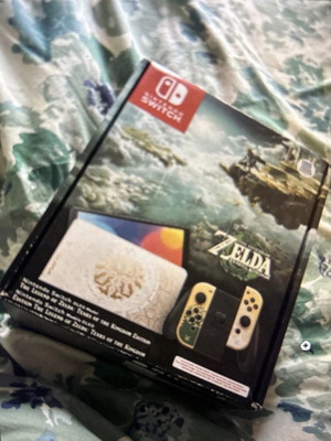 Nintendo Switch OLED The Legend of Zelda Edition като нов с кутия и 2 игри