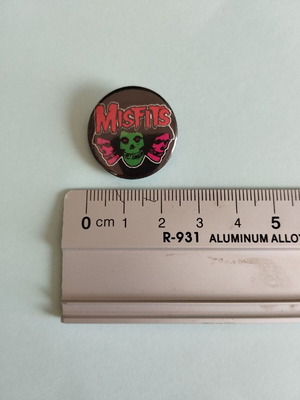 Misfits pin new 25mm