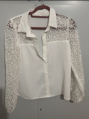 Πουκάμισο Small με διαφάνεια στα μανίκια και λίγο μπροστά σαν καινούργιο, άσπρο