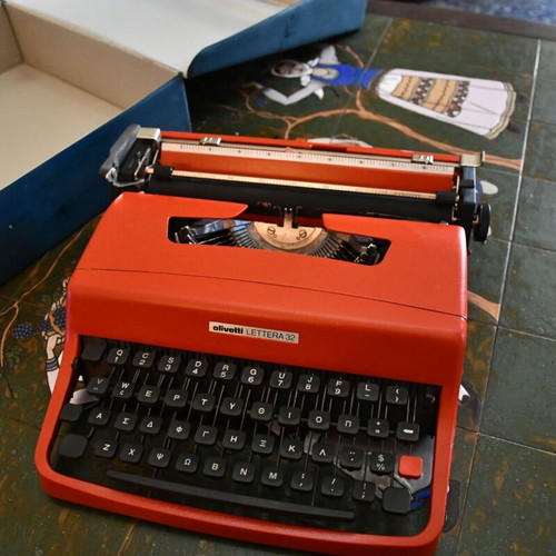 Olivetti Lettera 32 retro portable typewriter like new with Greek keyboard