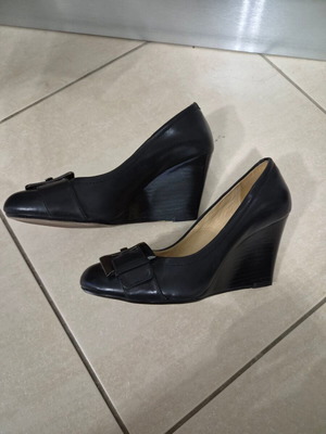 Clarks women's leather platform pumps size 37 like new black
