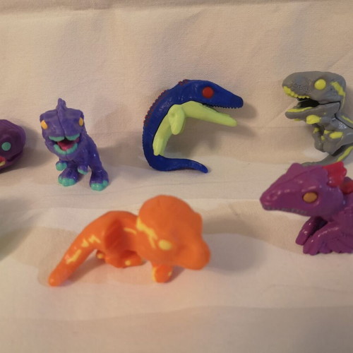 Kinder pack of 9 dinosaur figures like new