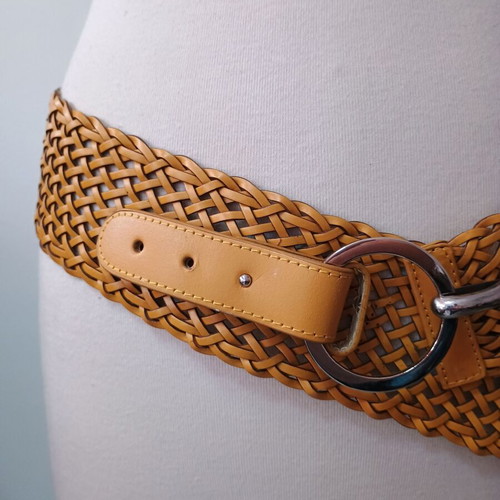 Women's belt mustard with silver details like new, adjustable