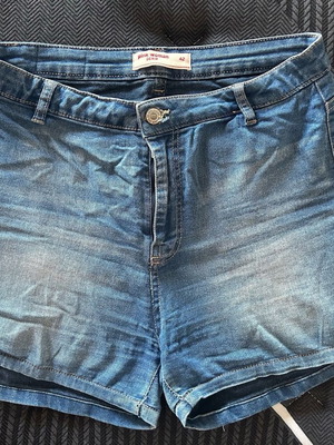 Pink Woman denim shorts used, size XL, blue
