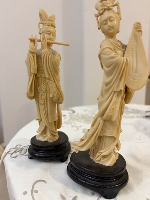 Chinese okimono figurines like new, set of two