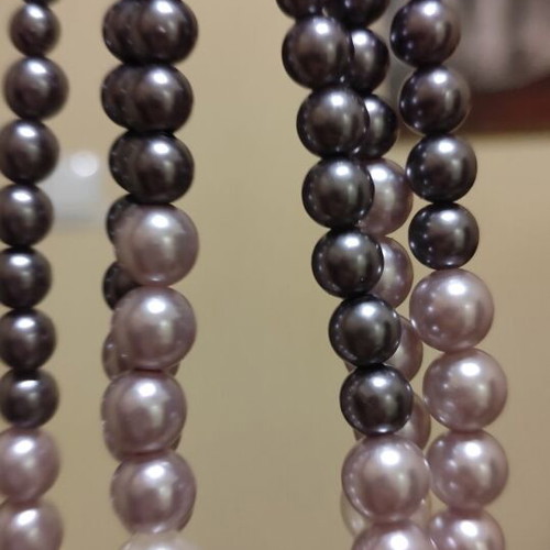 Impressive necklace with three rows of pearls new in white and gray