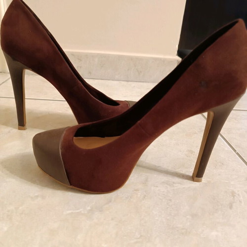 Stradivarius Bordeaux pumps like new with suede fabric and hidden platform