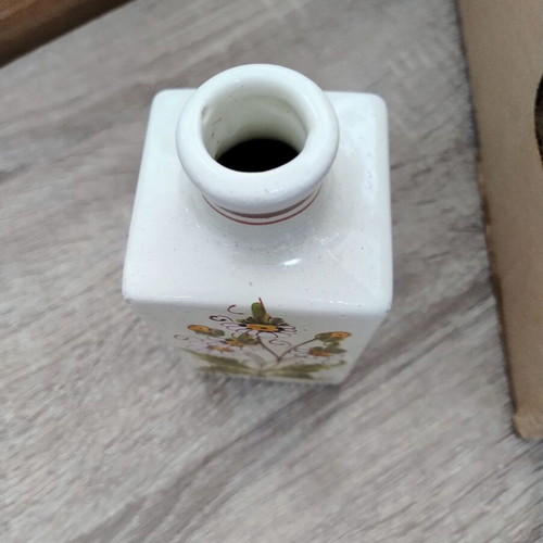 Vintage Italian decorative vase with hand-painted chamomile design, like new