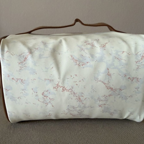 Toiletry bag with large capacity for creams and cosmetics