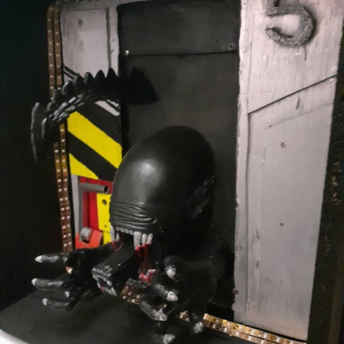Alien diorama handmade with LED 45×42