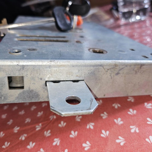 Lock used with functional latch, needs servicing