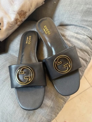 Gucci сандали нови, черни и златисти