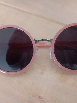 Women’s sunglasses with pale pink frame and metal bridge like new