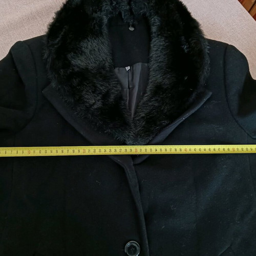 Women's wool and cashmere coat with removable fur collar, like new, black