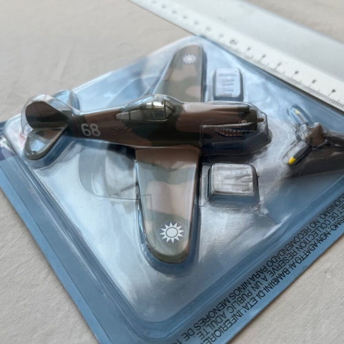 Curtiss P-40B Tomahawk airplane model new, scale 1/100