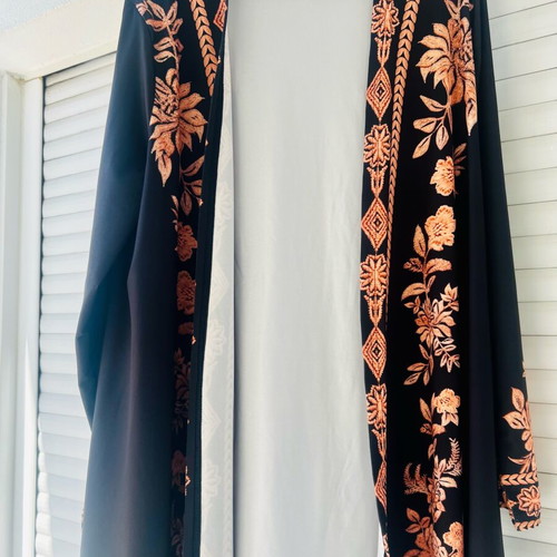 Black kimono with floral embroidery size L like new